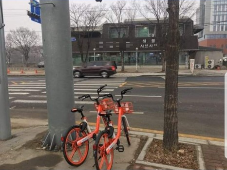 지난 3월 경기도 의왕시에서 발견된 수원시 공유자전거 '모바이크' <사진=청취자 제공>