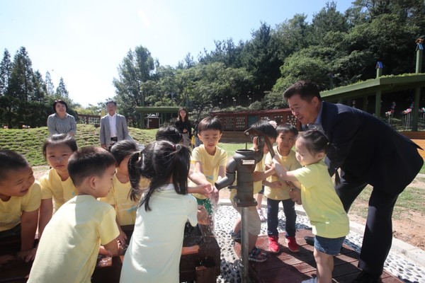 인천시 동구가 송현공원 내 새롭게 조성한 유아숲체험원에서‘우리 모두 다함께 숲에서 놀자!’ 체험행사를 개최하고 있다<동구청 제공>