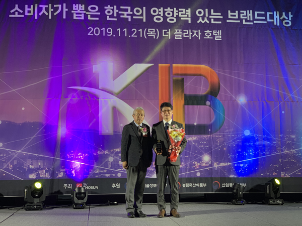 지난 21일 서울 더플라자호텔에서 진행된 ‘2020 소비자가 뽑은 한국의 영향력 있는 브랜드 대상’에서 유재윤 (주)애드브레인 대표(오른쪽)가 옥와광고부문에서 대상을 수상하고 있다.