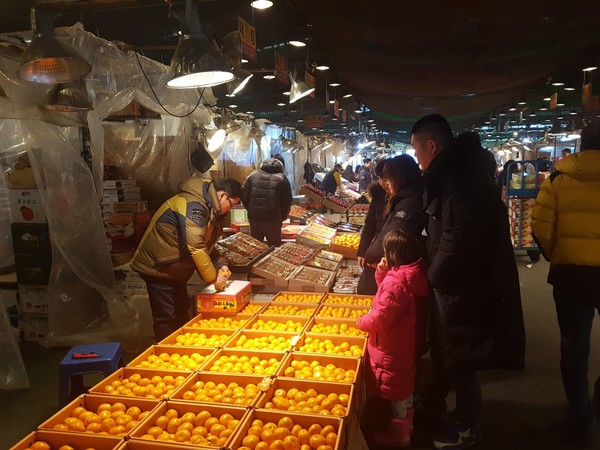 오늘(22일) 오전 인천 구월농산물도매시장에서 가족들이 명절을 맞아 과일을 구매하는 모습