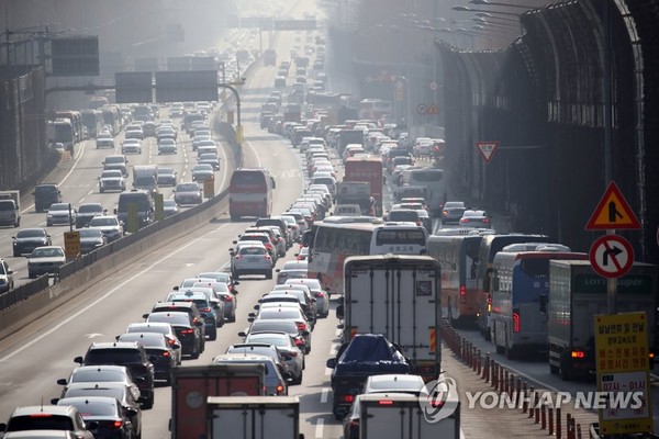 설 연휴를 하루 앞둔 23일 서울 서초구 잠원IC 인근 경부고속도로 하행선에 차들이 줄지어 이동하고 있다. <연합뉴스 제공>