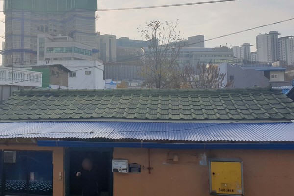 인천 동구가 노후된 슬레이트 철거와 지붕개량지원 사업을 실시한다<동구청 제공>