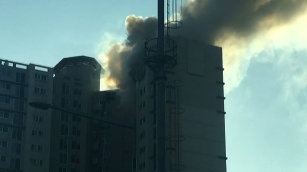 27일 오전 8시쯤 인천 서구 청라국제도시 25층 아파트의 24층에서 화재가 발생했다<인천소방본부 제공>