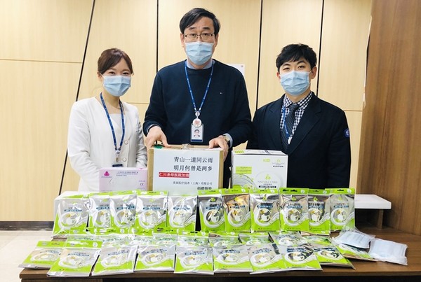 인천성모병원이 중국 에이전시로부터 의료용 마스크·장갑 기부를 받고 기념사진을 촬영하고 있다<인천성모병원 제공>