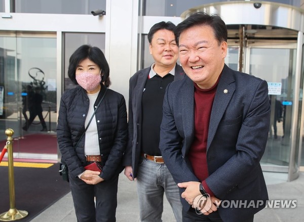 지난 24일 통합당 연수을 경선에서 승리해 기뻐하고 있는 민경욱 의원 <연합뉴스 제공>
