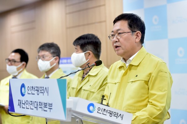 26일 박남춘 인천시장이 긴급생계비 지원과 관련한 기자회견을 갖고 있다. <사진=인천시 제공>