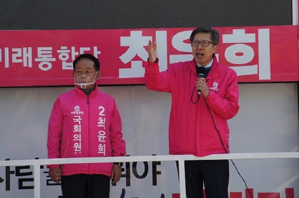 박형준 미래통합당 선대위원장이 경기도 오산시를 찾아 최윤희 후보 거리유세 지원을 하고 있다.