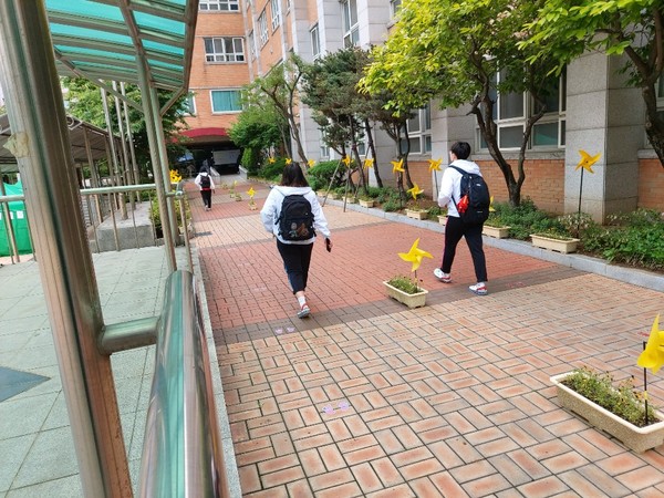 20일 인천 서구 신현고등학교에서 학생들이 거리를 둔 채 등교하고 있다. <사진 = 강명윤 기자>