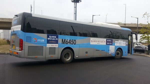 인천 송도국제도시에서 삼성역을 잇는 광역급행버스 M6450. <사진제공 = 인천 연수구>