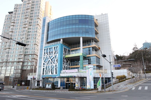 인천 동구는 송림도서관(사진)의 미래발전방안 마련을 위한 연구용역을 진행한다.<사진=동구청>