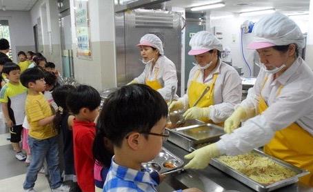 옹진군은 6월부터 취약계층 결식아동 급식비를 6천원으로 인상한다. 사진은 기사와 관련없음. <사진 = 경인방송 DB>