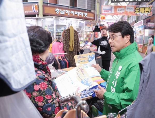 지역화폐 서로e음을 설명하고 있는 이재현 인천 서구청장