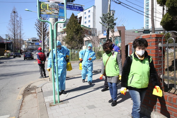 인천시 자원봉사단이 지난 3월 버스정류장에서 방역을 진행 중이다. <사진=인천시 제공>