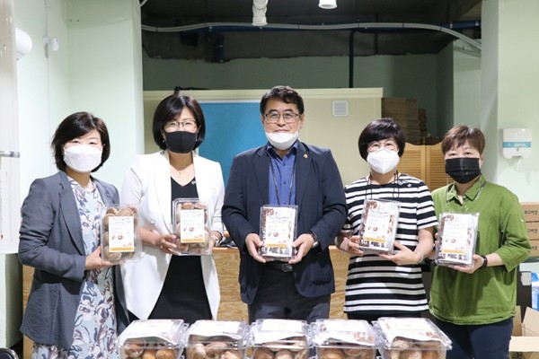 인천생명의 전화 박미희소장(왼쪽 두번째), 수와진 사랑더하기 김수천이사(가운데), KB만수지점 유현숙 지점장(오른쪽 두번째)이 자활근로자들이 키운 버섯을 들어보이고 있다.