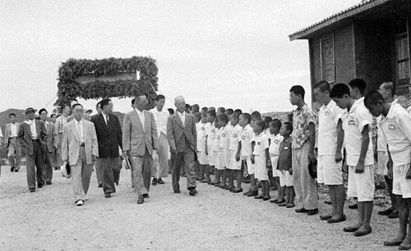 1956년 선감학원을 방문한 시찰단과 원생들의 모습. <사진출처 = 경기문화재단 경기창작센터>