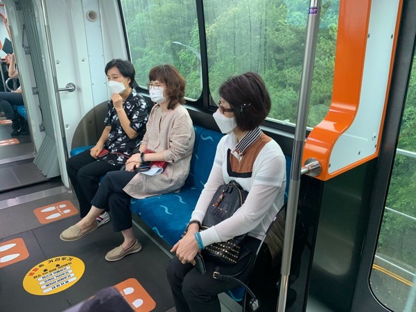 오늘(10일) 월미바다열차에 탑승한 승객들 모습 <사진 = 김도하 인턴기자>