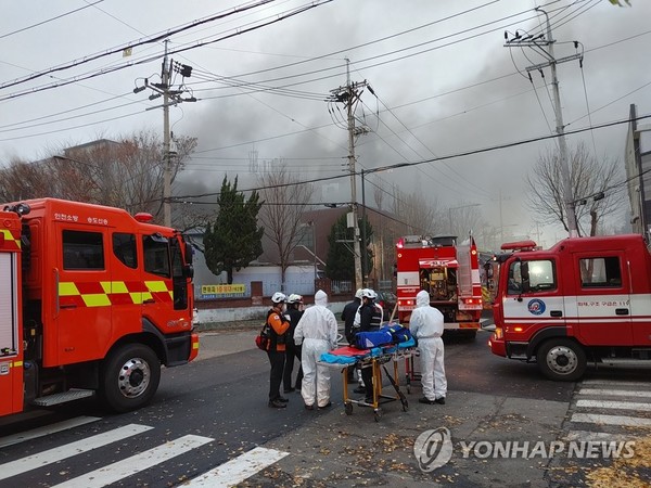 19일 오후 인천 한 화장품 제조업체 공장에서 불이 나 소방당국이 진화작업을 벌이고 있다. 이 사고로 3명이 숨지고 6명이 다쳤다. <제공=인천소방본부, 연합뉴스>
