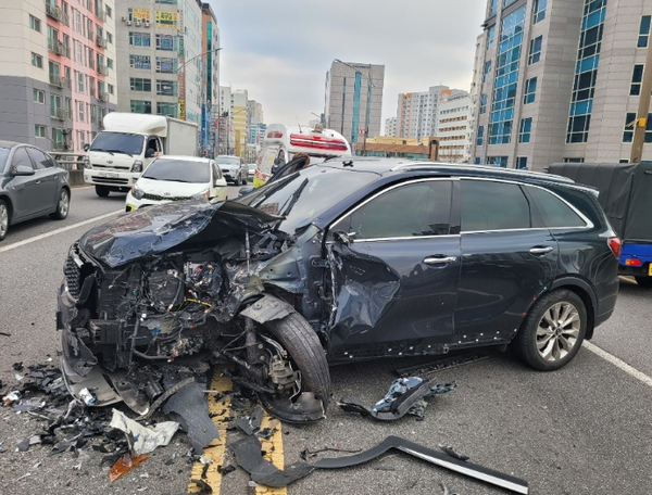 충돌로 파손된 차량<사진=연합뉴스>