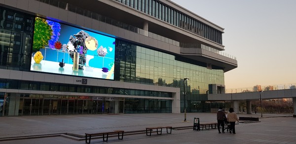 수원컨벤션센터 외부 전광판 모습.<사진출처 = 경기문화재단>