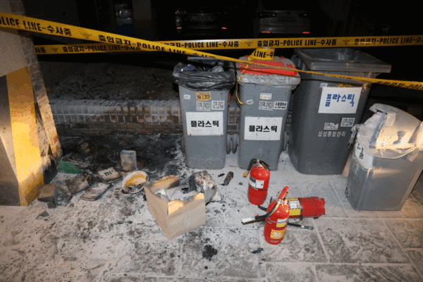 어제(30일) 오후 9시 20분쯤 경기도 수원시 영통구 매탄동의 한 건물 쓰레기 수거장에서 불이 나 자체 진화한 모습. <사진출처 = 경기도소방재난본부>