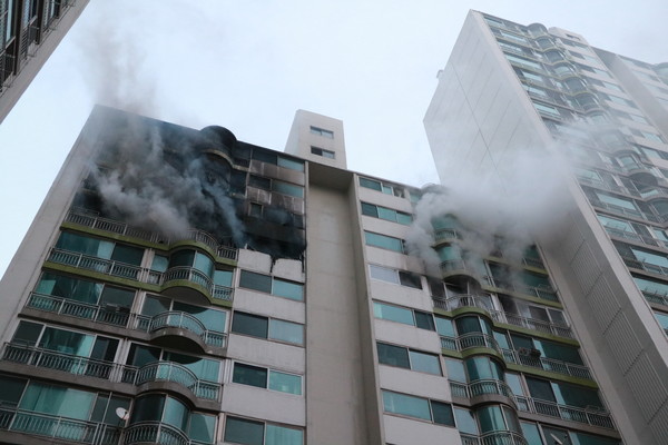 1일 오후 4시 37분쯤 경기도 군포시 산본동의 한 아파트 12층에서 불이 난 모습. <사진출처=경기도소방재난본부>