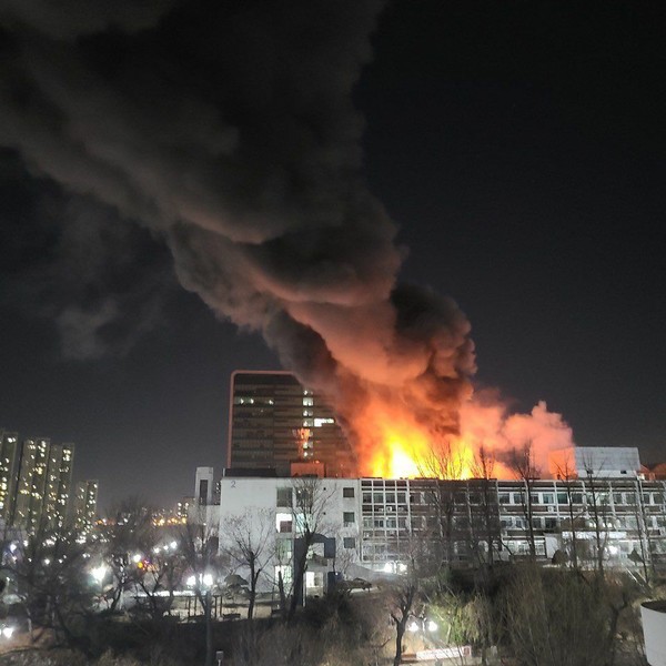 1일 오전 1시 21분쯤 인천 미추홀구 용현동에 있는 인하대학교 용현캠퍼스 4호관 건물에서 화재가 발생해 1시간여만에 꺼졌다. <사진=독자 제공>