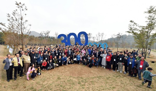 인천시가 지난 2016년 외국인 포함 300만 인천 인구 돌파를 기념해 인천대공원에서 300인 기념식수 행사를 진행하는 모습. <사진=인천시>