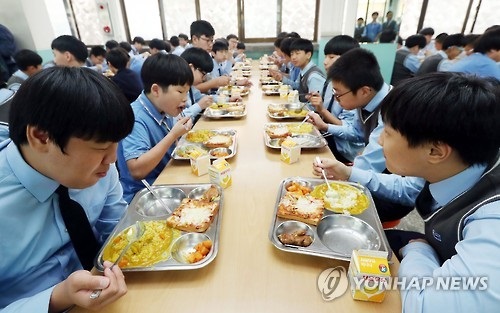 코로나19가 확산하기 전 인천의 한 중학교 급식 시설에서 학생들이 밥을 먹고 있다. <제공=연합뉴스>