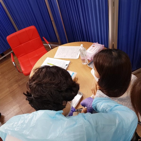 2일 코로나19 백신 군포시 1호 접종자인 산본성심요양병원 종사자 박은해씨(오른쪽)가 주사를 맞고 있다. <사진출처 = 군포시>