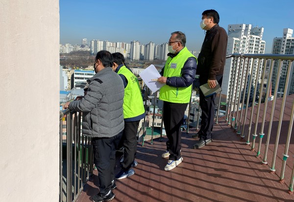 인천 남동구 안전모니터링단이 공동주택 옥상을 점검하는 모습. <사진=남동구청>
