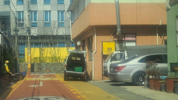 미추홀구 학익동 한 초등학교 앞 스쿨존에 차량이 주차돼 있다 <사진=안덕관 기자>