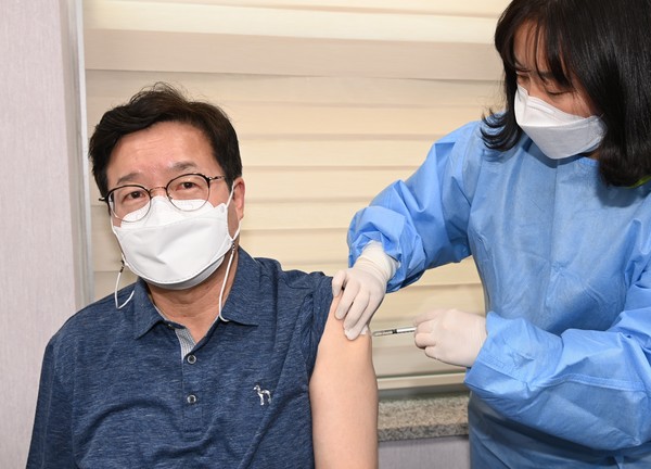 염태영 시장이 6일 오후 팔달구보건소에서 백신을 접종받고 있다. <사진출처 = 수원시>