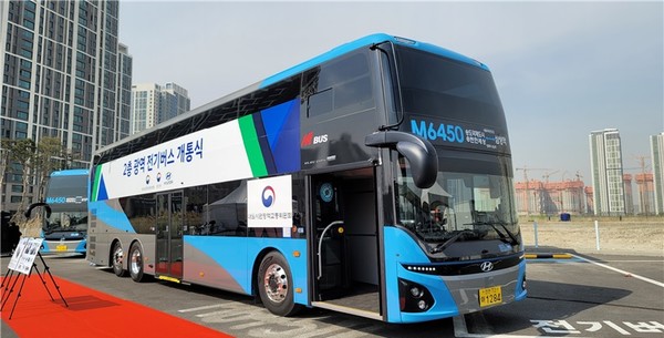 송도국제도시에서 삼성역까지 운행되는 전국 최초의 2층 전기버스. <사진=인천시>