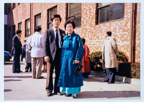 이재명 후보가 1989년 사법연수원 졸업식에서 모친과 기념촬영하던 모습<사진=연합뉴스>