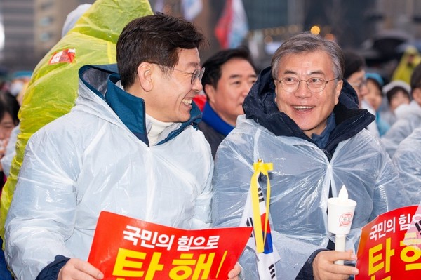2016년 12월 박근혜 대통령 하야 촉구하는 촛불집회에 당시 문재인 전 대표와 함께 참석한 모습<사진=연합뉴스>