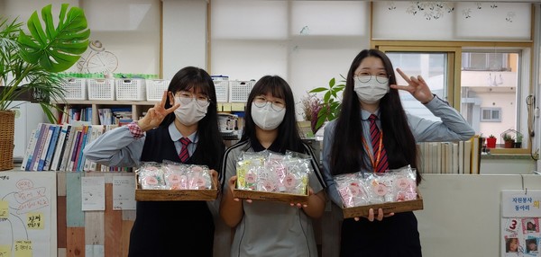 경기도 안성 공도중학교 '희망놀이단' 자원봉사동아리 학생들이 직접 만든 키트를 들고 포즈를 취하고 있다. <사진자료= 안성 공도중학교>