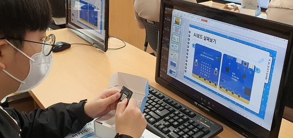 경기도 오산 세마중학교에서 AI 교육에 참여한 학생이 수업을 듣고 있다. <사진자료=세마중학교>
