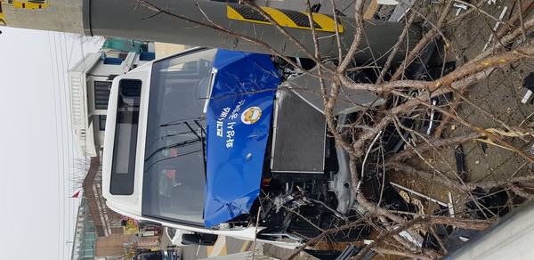 25일 오전 경기도 화성시 송탄역 인근에서 급발진으로 추정되는 전기버스 사고가 발생했다. <사진출처 = 독자제공>