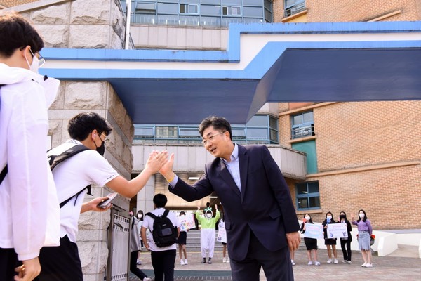 성기선 후보가 지난 19일 수원 칠보중학교에서 등교하는 학생들과 인사를 나누고 있다. <사진제공=성기선 후보 캠프>