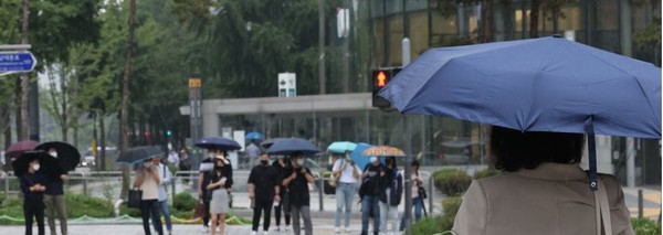 장맛비로 우산을 쓴 시민들 <사진=연합뉴스>
