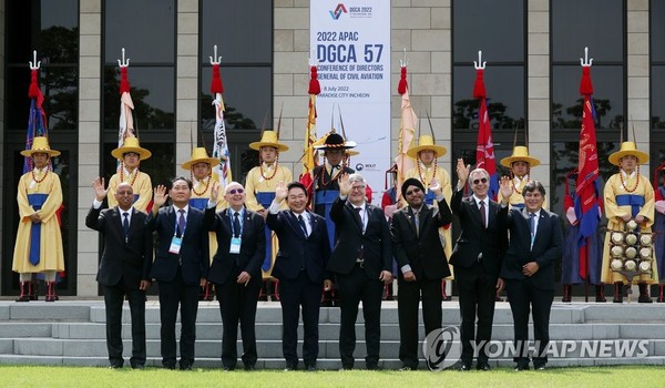 기념 촬영하는 항공청장회의 주요 내빈들 <사진=연합뉴스>