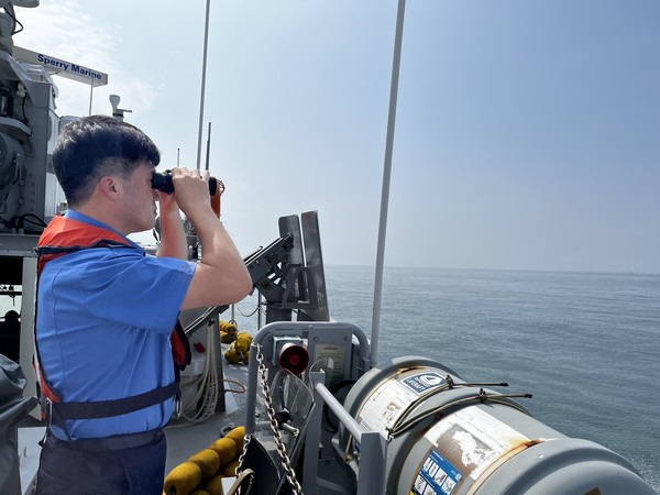 지국현 서해5도특별경비단장이 지난 3일 해경경비함에 승함해 NLL해역을 점검하고 있다. <사진=서특단>