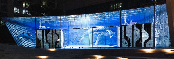 인천도시공사 본관앞 조형물 야간 돌고래 동영상 전경 (사진=인천도시공사)
