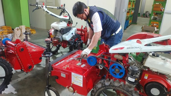 농기계은행 직원이 농기계를 점검 하고 있다.(사진=경인방송 DB)