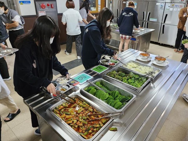 샐러드바로 급식을 운영하고 있는 성남외국어고등학교 자율배식 모습. <사진제공=경기도교육청>