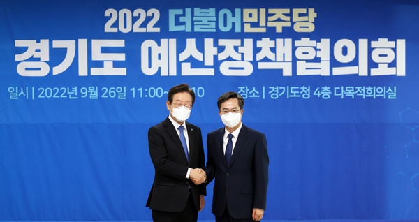 김동연 경기도지사(오른쪽)와 이재명 민주당 대표(왼쪽)가 손을 맞잡고 있다. <사진 제공=경기도청>
