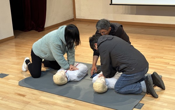 강화군시설관리공단직원들이 강사로 부터 심폐소생술 훈련을 받고 있다.(사진=강화군시설관리공단)