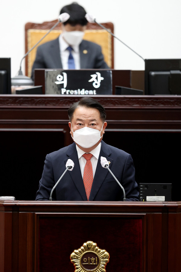 오늘(24일) 개최된 인천시의회 본회의에서 이인교 의원이 '반려동물 화장시설 설치'에 대해 질의하고 있다. <사진=인천시의회 제공>