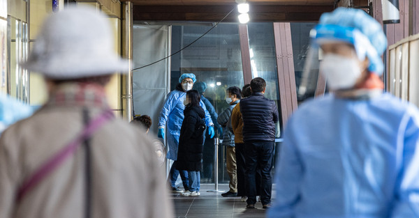 시민들이 코로나19 선별검사소를 찾아 검체 검사를 받고 있다. <사진=연합뉴스 제공>