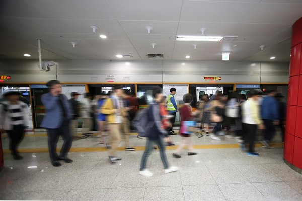 인천지하철 2호선 타고 출퇴근하는 시민들. <사진=경인방송DB>
